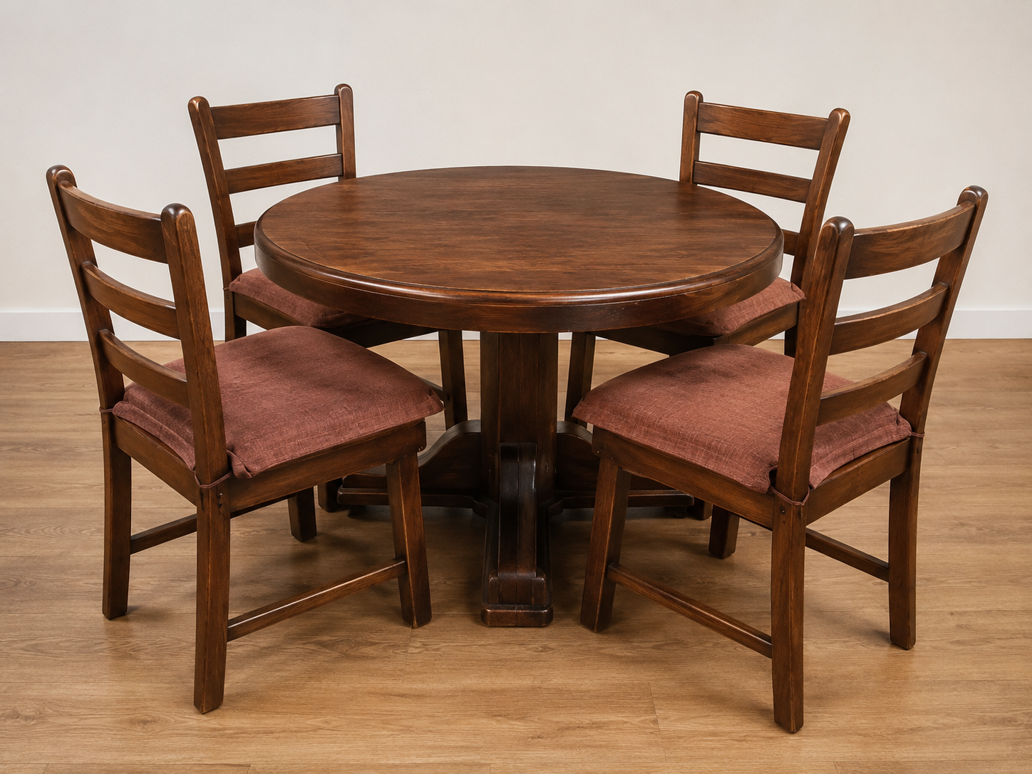 Mesa redonda de madera con 4 sillas